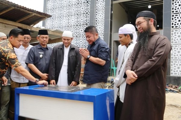 Gubernur Sumsel, Herman Deru, saat Safari Jumat yang dirangkaikan dengan Peresmian Masjid Da'rul Hadist, di Kelurahan Lebung Gajah, Kecamatan Sematang Borang, Kota Palembang, hari Jumat tanggal 31 Maret 2023. (foto : Humas Pemprov Sumsel)
