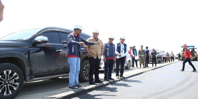 Gubernur Provinsi Sumatera Selatan (Sumsel), Herman Deru, melakukan peninjauan perbaikan Jalan Tol Palembang-Kayuagung, hari Minggu tanggal 2 April 2023. (foto : Humas Pemprov Sumsel)