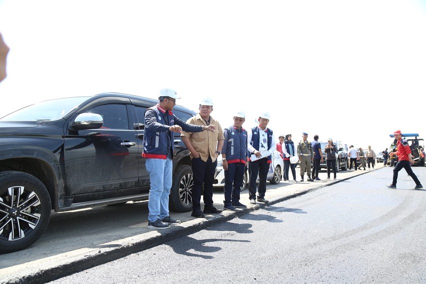 Gubernur Provinsi Sumatera Selatan (Sumsel), Herman Deru, melakukan peninjauan perbaikan Jalan Tol Palembang-Kayuagung, hari Minggu tanggal 2 April 2023. (foto : Humas Pemprov Sumsel)