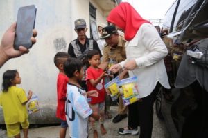 Ketua Palang Merah Indonesia (PMI) Provinsi Sumatera Selatan (Sumsel), Febrita Lustia, berupaya memberikan bantuan kepada korban kebakaran di Lorong Siliwangi, Kelurahan 5 Ulu, Kecamatan Seberang Ulu I, Kota Palembang, pada hari Senin tanggal 3 April 2023. (foto : Humas Pemprov Sumsel)