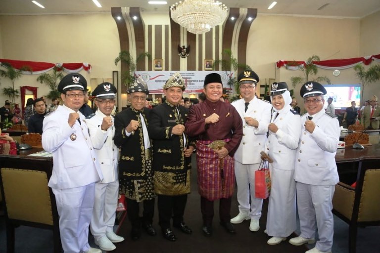 Gubernur Provinsi Sumatera Selatan, Herman Deru, saat menghadiri Sidang Paripurna Istimewa DPRD Kabupaten Banyuasin dalam rangka memperingati Hadi Jadi Kabupaten Banyuasin ke 21 Tahun, hari Senin tanggal 10 April 2023. (foto : IG Humas Prov Sumsel)