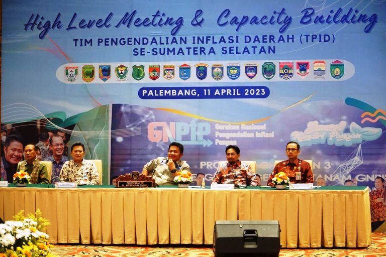 Gubernur Provinsi Sumatera Selatan, Herman Deru, menghadiri High Level Meeting Tim Pengendali Inflasi Daerah Provinsi Sumatera Selatan di Ballroom Aryaduta Palembang, hari Selasa tanggal 11 April 2023. (foto : Humas Pemprov Sumsel)