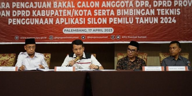 Ketua KPU Sumsel, Amrah Muslimin, sosialisasi tata cara pengajuan Bakal Calon Anggota Dewan Perwakilan Rakyat (DPR), DPR Provinsi, dan DPR Kabupaten atau Kota, serta Bimbingan Teknis (Bimtek) penggunaan Aplikasi Sistem Informasi Pencalonan (SILON) Pemilihan Umum (Pemilu) tahun 2024 di Hotel Beston, Palembang, hari Senin tanggal 17 April 2023. (foto : IG KPUProvSumsel)