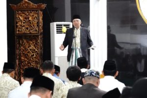 Wakil Gubernur Provinsi Sumatera Selatan, Mawardi Yahya, memberikan kata sambutan saat melaksanakan Sholat Idul Fitri 1444 H secara berjama'ah di Masjid Nur Hidayah, hari Sabtu tanggal 22 April 2023. (foto : Humas Pemprov Sumsel)