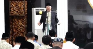 Wakil Gubernur Provinsi Sumatera Selatan, Mawardi Yahya, memberikan kata sambutan saat melaksanakan Sholat Idul Fitri 1444 H secara berjama'ah di Masjid Nur Hidayah, hari Sabtu tanggal 22 April 2023. (foto : Humas Pemprov Sumsel)