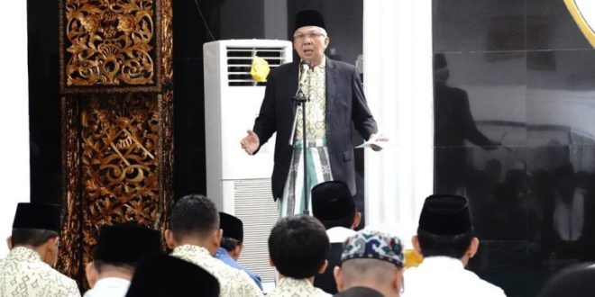 Wakil Gubernur Provinsi Sumatera Selatan, Mawardi Yahya, memberikan kata sambutan saat melaksanakan Sholat Idul Fitri 1444 H secara berjama'ah di Masjid Nur Hidayah, hari Sabtu tanggal 22 April 2023. (foto : Humas Pemprov Sumsel)