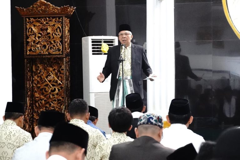 Wakil Gubernur Provinsi Sumatera Selatan, Mawardi Yahya, memberikan kata sambutan saat melaksanakan Sholat Idul Fitri 1444 H secara berjama'ah di Masjid Nur Hidayah, hari Sabtu tanggal 22 April 2023. (foto : Humas Pemprov Sumsel)