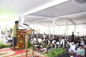 Gubernur Provinsi Sumatera Selatan, Herman Deru, memberikan kata sambutan pada pelaksanaan Sholat Idul Fitri di Masjid Agung Kota Palembang, hari Sabtu tanggal 22 April 2023. (foto : Humas Pemprov Sumsel)