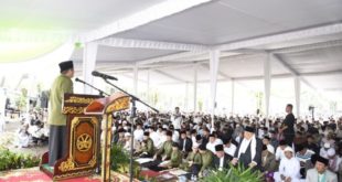 Gubernur Provinsi Sumatera Selatan, Herman Deru, memberikan kata sambutan pada pelaksanaan Sholat Idul Fitri di Masjid Agung Kota Palembang, hari Sabtu tanggal 22 April 2023. (foto : Humas Pemprov Sumsel)