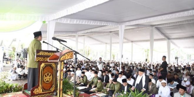 Gubernur Provinsi Sumatera Selatan, Herman Deru, memberikan kata sambutan pada pelaksanaan Sholat Idul Fitri di Masjid Agung Kota Palembang, hari Sabtu tanggal 22 April 2023. (foto : Humas Pemprov Sumsel)