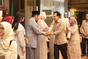 Gubernur Provinsi Sumatera Selatan, Herman Deru, bersalaman dengan Wali Kota Prabumulih, Ridho Yahya, pada acara Open House di Griya Agung, hari Minggu tanggal 23 April 2023. (foto : Humas Pemprov Sumsel)