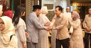 Gubernur Provinsi Sumatera Selatan, Herman Deru, bersalaman dengan Wali Kota Prabumulih, Ridho Yahya, pada acara Open House di Griya Agung, hari Minggu tanggal 23 April 2023. (foto : Humas Pemprov Sumsel)