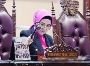 Ketua DPRD Sumsel, Hj. Anita Noeringhati, memimpin Rapat Paripurna LXIII dengan agenda mendengar penyampaian Pengantar Laporan Keterangan Pertanggungjawaban Gubernur Sumsel Tahun 2022 di Gedung Paripurna, hari Senin tanggal 27 Maret 2023. (foto : Humas DPRD Sumsel)