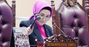 Ketua DPRD Sumsel, Hj. Anita Noeringhati, memimpin Rapat Paripurna LXIII dengan agenda mendengar penyampaian Pengantar Laporan Keterangan Pertanggungjawaban Gubernur Sumsel Tahun 2022 di Gedung Paripurna, hari Senin tanggal 27 Maret 2023. (foto : Humas DPRD Sumsel)