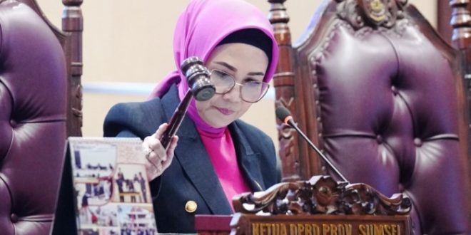 Ketua DPRD Sumsel, Hj. Anita Noeringhati, memimpin Rapat Paripurna LXIII dengan agenda mendengar penyampaian Pengantar Laporan Keterangan Pertanggungjawaban Gubernur Sumsel Tahun 2022 di Gedung Paripurna, hari Senin tanggal 27 Maret 2023. (foto : Humas DPRD Sumsel)