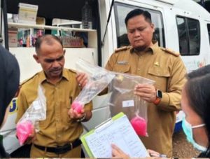 Tim gabungan Pemerintah Kabupaten Banyuasin memastikan makanan berbuka puasa yang manis dan berwarna di Pasar Sukajadi Kelurahan Sukajadi Timur, aman atau berbahaya bagi masyarakat yang akan menikmatinya. (foto : SMSI Sumsel)