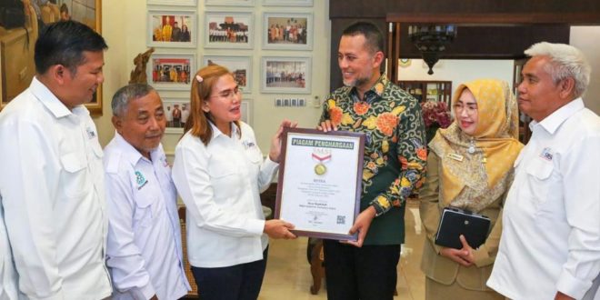 Pengurus SMSI Provinsi Sumatera Utara saat audiensi dengan Ketua DPRD Sumatera Utara, hari Selasa tanggal 4 April 2023. (foto : SMSI SUMSEL)