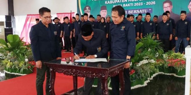Kurnaidi dilantik sebagai Ketua Persatuan Wartawan Indonesia (PWI) Kabupaten Musi Banyuasin oleh Ketua PWI Provinsi Sumatera Selatan, Firdaus Komar, hari Rabu tanggal 12 April 2023 di Pendopoan Rumah Dinas Bupati Muba. (foto : SMSI Sumsel)