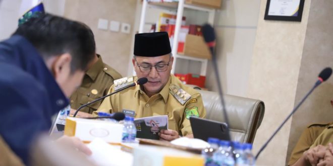 Pj. Bupati Kabupaten Musi Banyuasin, H. Apriyadi Mahmud, memimpin rapat di lingkungan Pemerintah Kabupaten Musi Banyuasin. (bekisarmedia.id/dinkominfo muba)