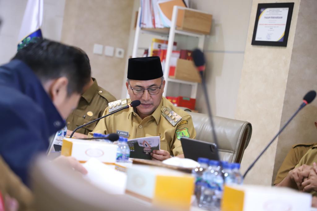 Pj. Bupati Kabupaten Musi Banyuasin, H. Apriyadi Mahmud, memimpin rapat di lingkungan Pemerintah Kabupaten Musi Banyuasin. (bekisarmedia.id/dinkominfo muba)