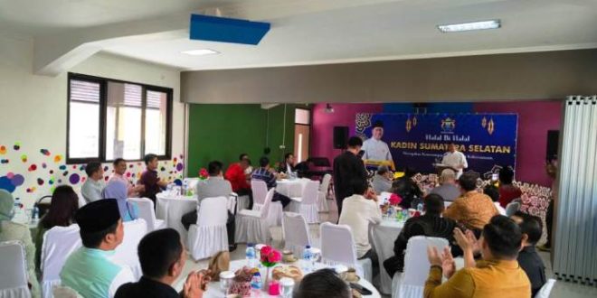 Ketua Kamar Dagang dan Industri (KADIN) Provinsi Sumatera Selatan, H. Affandi Udji, saat menyampaikan sambutan pada Halal bi Halal Pengurus di Auditorium Royal Islamic School, Palembang, hari Selasa tanggal 25 April 2023.