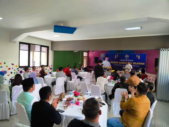 Ketua Kamar Dagang dan Industri (KADIN) Provinsi Sumatera Selatan, H. Affandi Udji, saat menyampaikan sambutan pada Halal bi Halal Pengurus di Auditorium Royal Islamic School, Palembang, hari Selasa tanggal 25 April 2023.