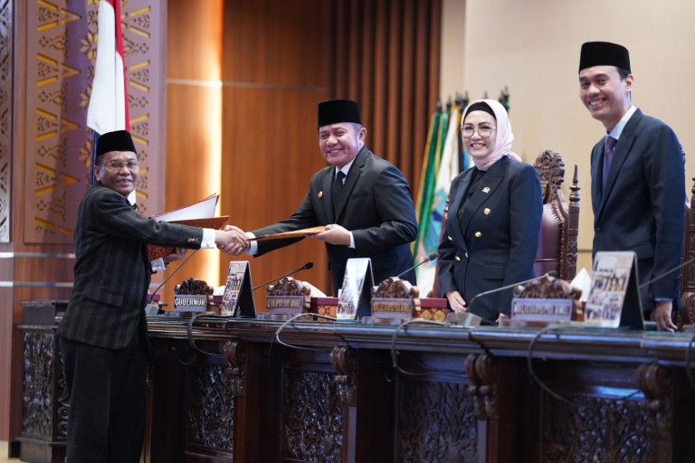 Juru Bicara Tim Perumus atas Rekomendasi DPRD Sumsel, Ahmad Firdaus Ishak, menyerahkan Rekomendasi DPRD Sumsel Terkait LKPJ Gubernur Tahun Anggaran 2022.