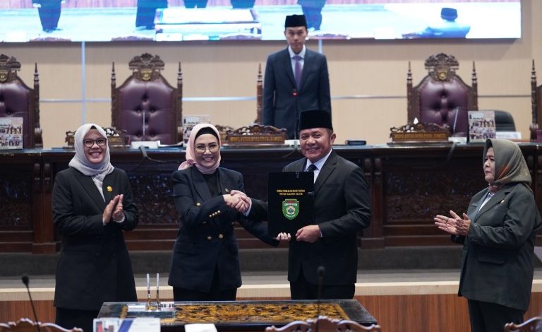 Ketua DPRD Sumsel, Hj. Anita Noeringhati, menyerahkan Keputusan DPRD Sumsel tentang Rekomendasi DPRD Sumsel Terhadap LKPJ Gubernur Sumsel Tahun Anggaran 2022