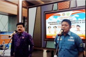 Gubernur Sumsel, Herman Deru, setelah acara penyerahan sertifikat tanah barang milik negara oleh Menteri Agraria dan Tata Ruang / Badan Pertanahan Nasional, Hadi Tjahjanto, di Griya Bina Praja, Palembang, hari Rabu tanggal 12 April 2023.