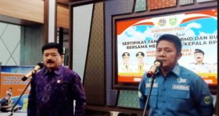 Gubernur Sumsel, Herman Deru, setelah acara penyerahan sertifikat tanah barang milik negara oleh Menteri Agraria dan Tata Ruang / Badan Pertanahan Nasional, Hadi Tjahjanto, di Griya Bina Praja, Palembang, hari Rabu tanggal 12 April 2023.