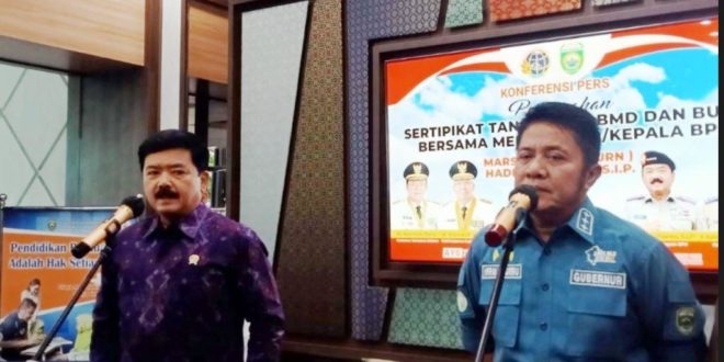 Gubernur Sumsel, Herman Deru, setelah acara penyerahan sertifikat tanah barang milik negara oleh Menteri Agraria dan Tata Ruang / Badan Pertanahan Nasional, Hadi Tjahjanto, di Griya Bina Praja, Palembang, hari Rabu tanggal 12 April 2023.