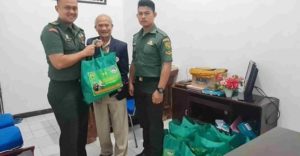 Kepala Bidang Kerja Sama Dalam Negeri dan Antar Lembaga Komite Olahraga Nasional Indonesia Provinsi Sumatera Selatan, Fahrurrozie Bey, menerima bantuan sembako dari Pangdam II Sriwijaya, di Sekretariat KONI Sumsel, hari Kamis tanggal 30 Maret 2023.