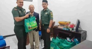 Kepala Bidang Kerja Sama Dalam Negeri dan Antar Lembaga Komite Olahraga Nasional Indonesia Provinsi Sumatera Selatan, Fahrurrozie Bey, menerima bantuan sembako dari Pangdam II Sriwijaya, di Sekretariat KONI Sumsel, hari Kamis tanggal 30 Maret 2023.