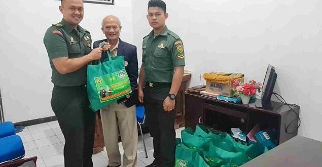 Kepala Bidang Kerja Sama Dalam Negeri dan Antar Lembaga Komite Olahraga Nasional Indonesia Provinsi Sumatera Selatan, Fahrurrozie Bey, menerima bantuan sembako dari Pangdam II Sriwijaya, di Sekretariat KONI Sumsel, hari Kamis tanggal 30 Maret 2023.