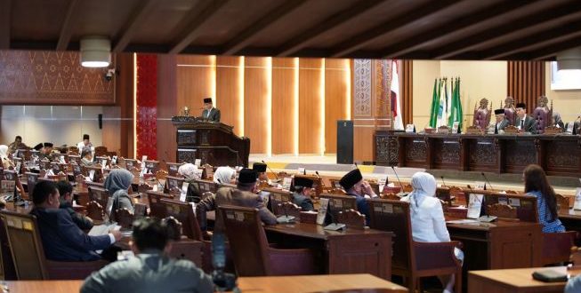 Suasana Rapat Paripurna LXIII dengan agenda Laporan Hasil Pembahasan dan Penelitian Pansus-Pansus DPRD Sumsel terhadap Laporan Keterangan Pertanggungjawaban (LKPJ) Gubernur Sumsel Tahun Anggaran (TA) 2022, di Ruang Rapat Paripurna DPRD Sumsel, Jalan POM IX, Palembang,  hari Senin tanggal 10 April 2023. (foto : Humas DPRD Sumsel)