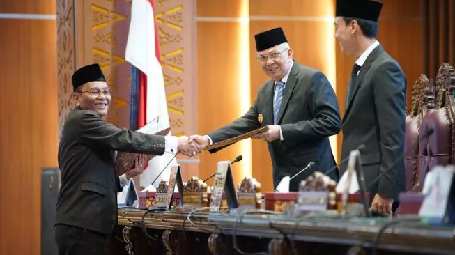 Wakil Gubernur Sumsel, Mawardi Yahya, menerima laporan Hasil Pembahasan dan Penelitian Pansus-Pansus DPRD Sumsel terhadap LKPJ Gubernur Sumsel Tahun Anggaran 2022 pada Rapat Paripurna LXIII di Ruang Rapat Paripurna DPRD Sumsel, Jalan POM IX, Palembang,  hari Senin tanggal 10 April 2023. (foto : Humas DPRD Sumsel)