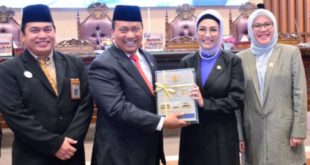 Ketua DPRD Sumsel, Hj. Anita Noeringhati, menerima Laporan Keuangan Pemerintah Provinsi Sumatera Selatan Tahun Anggaran 2022 dari Badan Pemeriksa Keuangan Republik Indonesia pada Rapat Paripurna Istimewa DPRD Sumsel, hari Rabu tanggal 10 Mei 2023. (foto : Humas DPRD Sumsel)