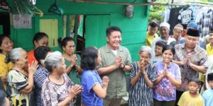 Gubernur Sumatera Selatan, Herman Deru, bersama warga Jalan Antasari Lorong Terusan Tengah, Kelurahan 14 Ilir, Kecamatan Ilir Timur I, Kota Palembang. (foto : Humas Pemprov Sumsel)