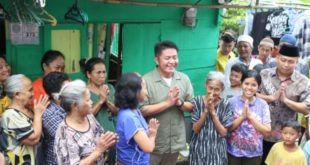 Gubernur Sumatera Selatan, Herman Deru, bersama warga Jalan Antasari Lorong Terusan Tengah, Kelurahan 14 Ilir, Kecamatan Ilir Timur I, Kota Palembang. (foto : Humas Pemprov Sumsel)