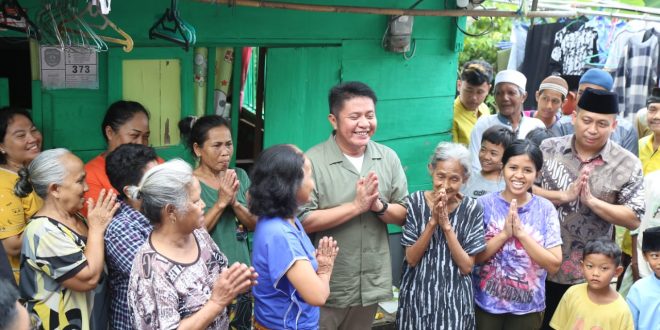 Gubernur Sumatera Selatan, Herman Deru, bersama warga Jalan Antasari Lorong Terusan Tengah, Kelurahan 14 Ilir, Kecamatan Ilir Timur I, Kota Palembang. (foto : Humas Pemprov Sumsel)