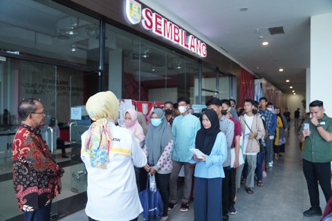 Ketua DPRD Sumsel, Hj. Anita Noeringhati, menyaksikan pelayanan pendataan bagi warga Kabupaten Banyuasin yang dilakukan oleh Dinas Kependudukan dan Catatan Sipil di UPT Sembilang OPI Mall, hari Rabu tanggal 3 Mei 2023.