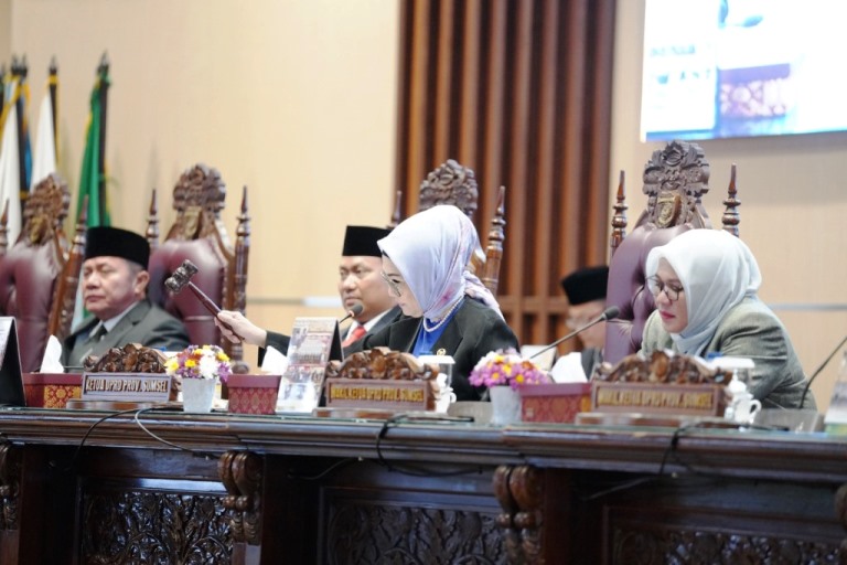Ketua DPRD Sumsel, Hj. Anita Noeringhati, Memimpin Rapat Paripurna Istimewa DPRD Sumsel dengan agenda menerima Laporan Keuangan Pemerintah Provinsi Sumatera Selatan Tahun Anggaran 2022 dari Badan Pemeriksa Keuangan Republik Indonesia pada Rapat Paripurna Istimewa DPRD Sumsel, hari Rabu tanggal 10 Mei 2023. (foto : Humas DPRD Sumsel)