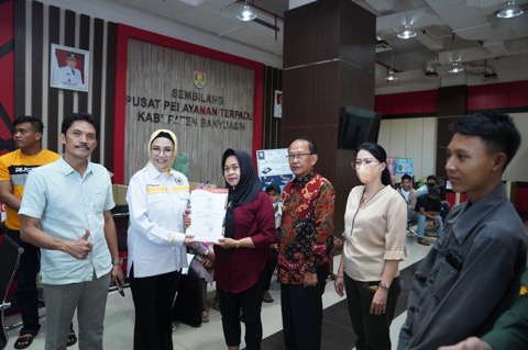 Ketua DPRD Sumsel, Hj. Anita Noeringhati, menyaksikan pelayanan pendataan bagi warga Kabupaten Banyuasin yang dilakukan oleh Dinas Kependudukan dan Catatan Sipil di UPT Sembilang OPI Mall, hari Rabu tanggal 3 Mei 2023.