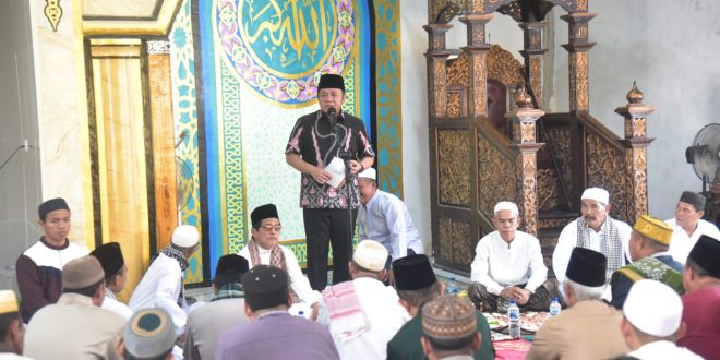 Gubernur Sumsel, Herman Deru saat Safari Jum’at di Masjid Al Hidayah Jalan Demak, Kelurahan Tuan Kentang, Kecamatan Jakabaring Palembang, hari Jum’at tanggal 28 April 2023.