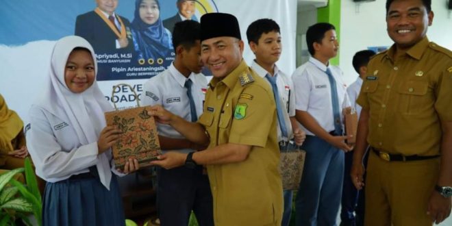 Pj. Bupati Kabupaten Musi Banyuasin, H. Apriyadi Mahmud, menghadiri upacara peringatan Hari Pendidikan Nasional, pada hari Selasa tanggal 2 Mei 2023, di SMP Negeri 6 Unggul Sekayu.