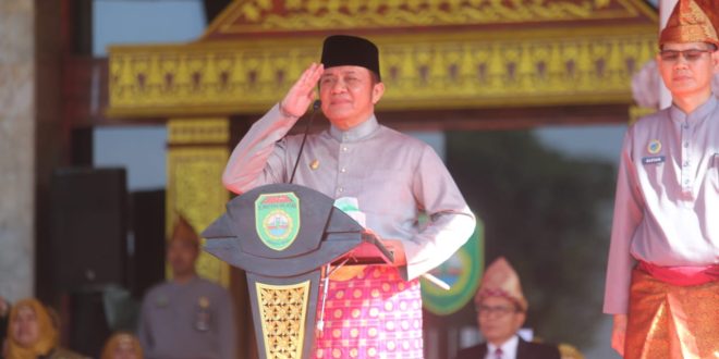 Gubernur Sumsel, Herman Deru, menjadi Inspektur Upacara (Irup) Hardiknas yang digelar di Halaman Rumah Dinas Gubernur Sumsel, Griya Agung, Selasa (2/5) pagi.