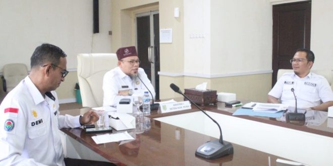 Pj. Bupati Muba, H. Apriyadi Mahmud, diwakili oleh Asisten Pemerintahan dan Kesejahteraan Rakyat Sekretariat Daerah (Setda) Muba, Yudi Herzandi, memimpin Rapat Finalisasi dan Pemantapan Data Pensasaran Percepatan Penghapusan Kemiskinan Ekstrem (P3KE) dalam penyaluran Bantuan Sosial tahun 2023 di ruang rapat Randik, hari Rabu tanggal 25 Mei 2023.