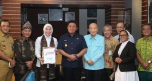 Gubernur Provinsi Sumatera Selatan, Herman Deru, saat menerima audiensi Penasehat Governing Board Charitas Group, Prof. Hardi Darmawan, bersama rombongan di Hotel Aryaduta Palembang, hari Selasa tanggal 23 Mei 2023. (foto : Humas Pemprov Sumsel)