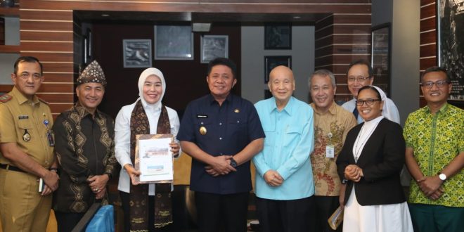 Gubernur Provinsi Sumatera Selatan, Herman Deru, saat menerima audiensi Penasehat Governing Board Charitas Group, Prof. Hardi Darmawan, bersama rombongan di Hotel Aryaduta Palembang, hari Selasa tanggal 23 Mei 2023. (foto : Humas Pemprov Sumsel)