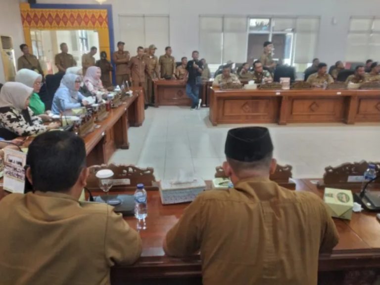 Wakil Ketua DPRD Sumsel, Kartika Sandra Desi, menerima para Kades yang tergabung di dalam Forum Kades Sriwijaya, di ruang Badan Anggaran, pada hari Senin tanggal 22 Mei 2023.